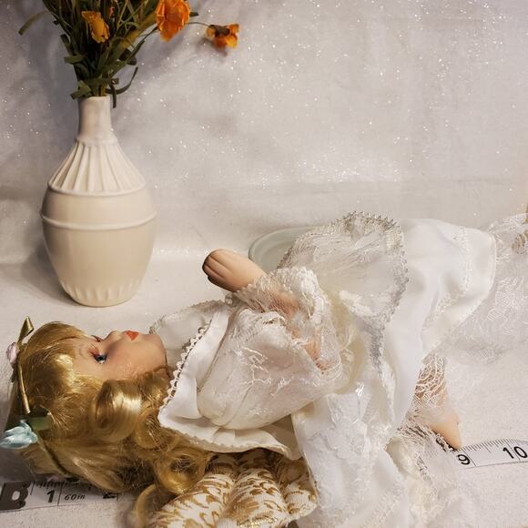 Porcelain Christmas Angel Blonde Hair Blue Eyed Praying Kneeling Doll - Picture 5 of 6